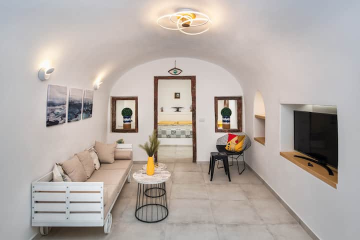 Yellow Villa With Hottub - Santorini