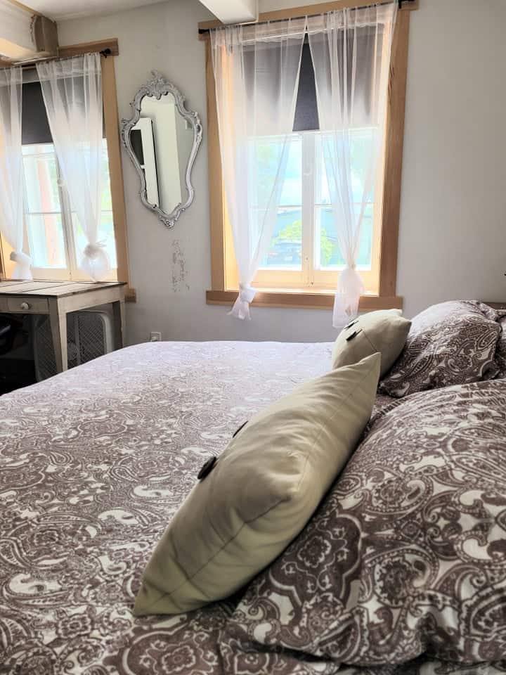 Спална соба на приземје со брачен кревет