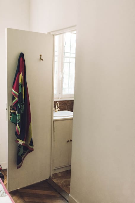 Bathroom from bedroom 1/Salle de bains accessible depuis chambre 1