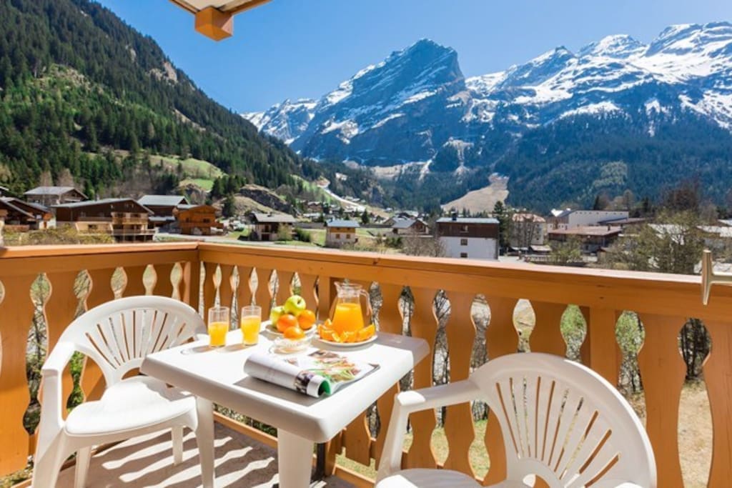 Drink your coffee or tea with fresh mountain air on the balcony.