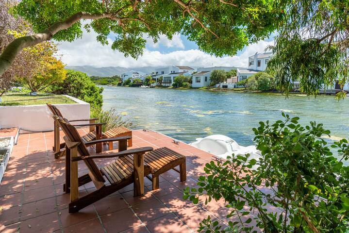 Peaceful on the water! Inverter backup! gallery image 3