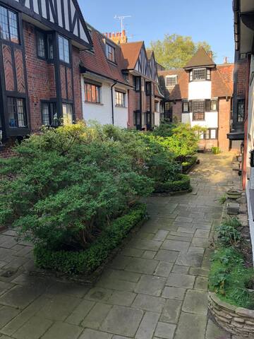 Stunning South Kensington Home across from the V&A gallery image 5