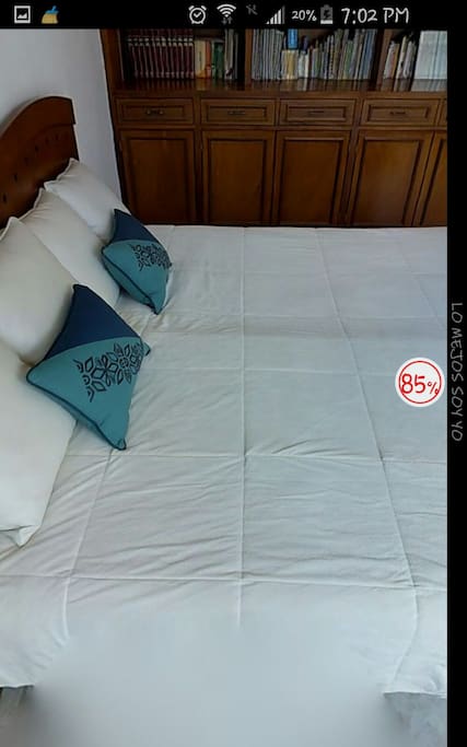 Cuarto con dos camas individuales, mueble con cajones