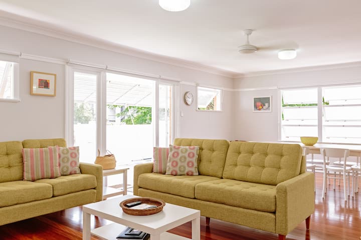 Rare House In Broadbeach - Surfers Paradise