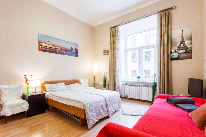 Historic Tolstoy house, German host, TOP location!