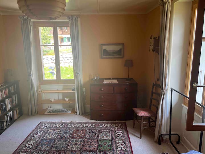 غرفة نوم تضم سريرين صغيرين 