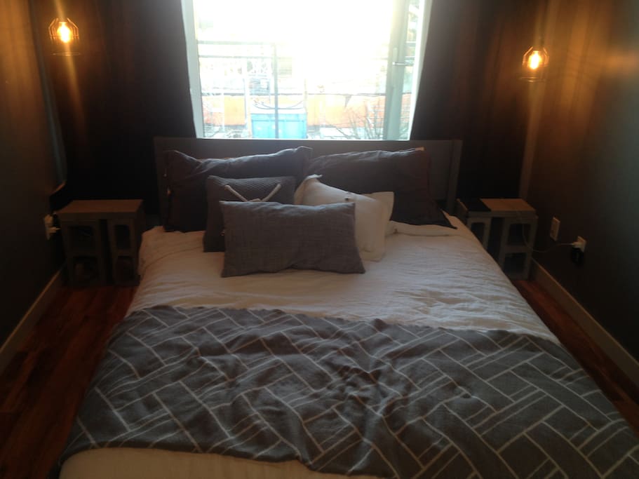 Very comfortable queen bed