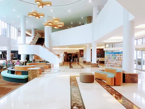 Popular Airbnb listing: OCEAN VIEWS KING ROOM IN UPMARKET HOTEL in Surfers Paradise