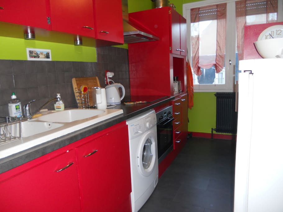 la cuisine est équipée d'un lave linge, four, bouilloire cafetière et d'une table comptoir pour deux personnes