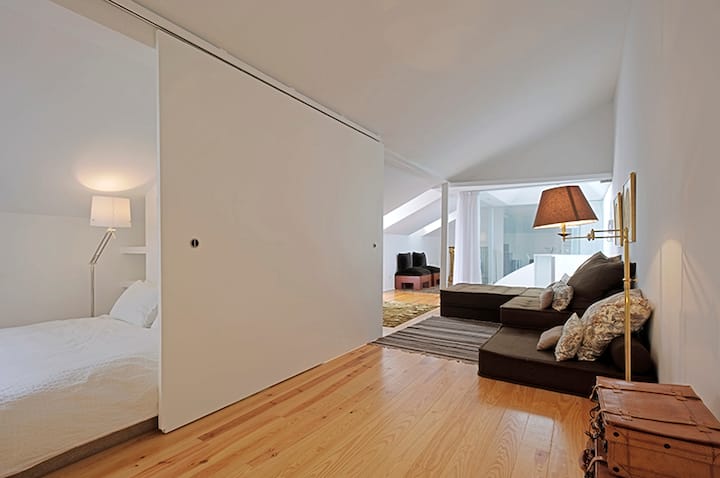 PORTAS do CASTELO T 1
مع شرفة المدينة وإطلالة على النهر
أريكة وغرفة معيشة وسرير