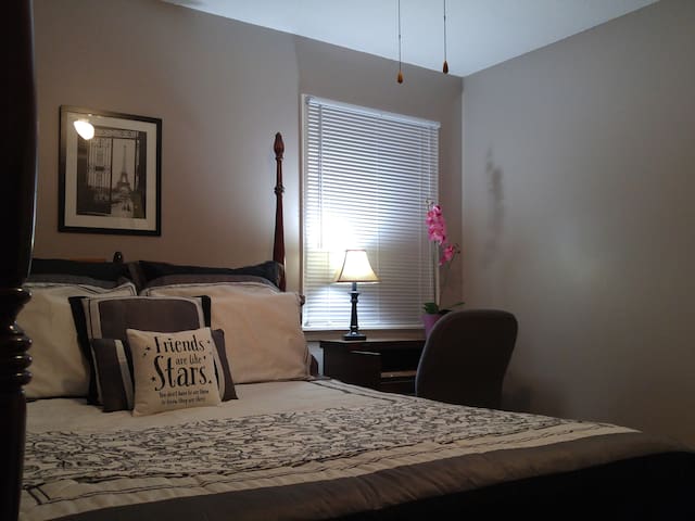 Quiet & Cozy Paris Theme Room - Room 1 - Queen Bed
