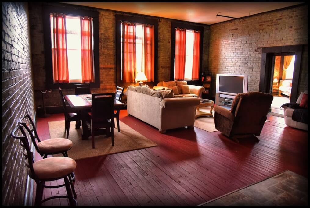 Hoover Suite Living/Dining Area