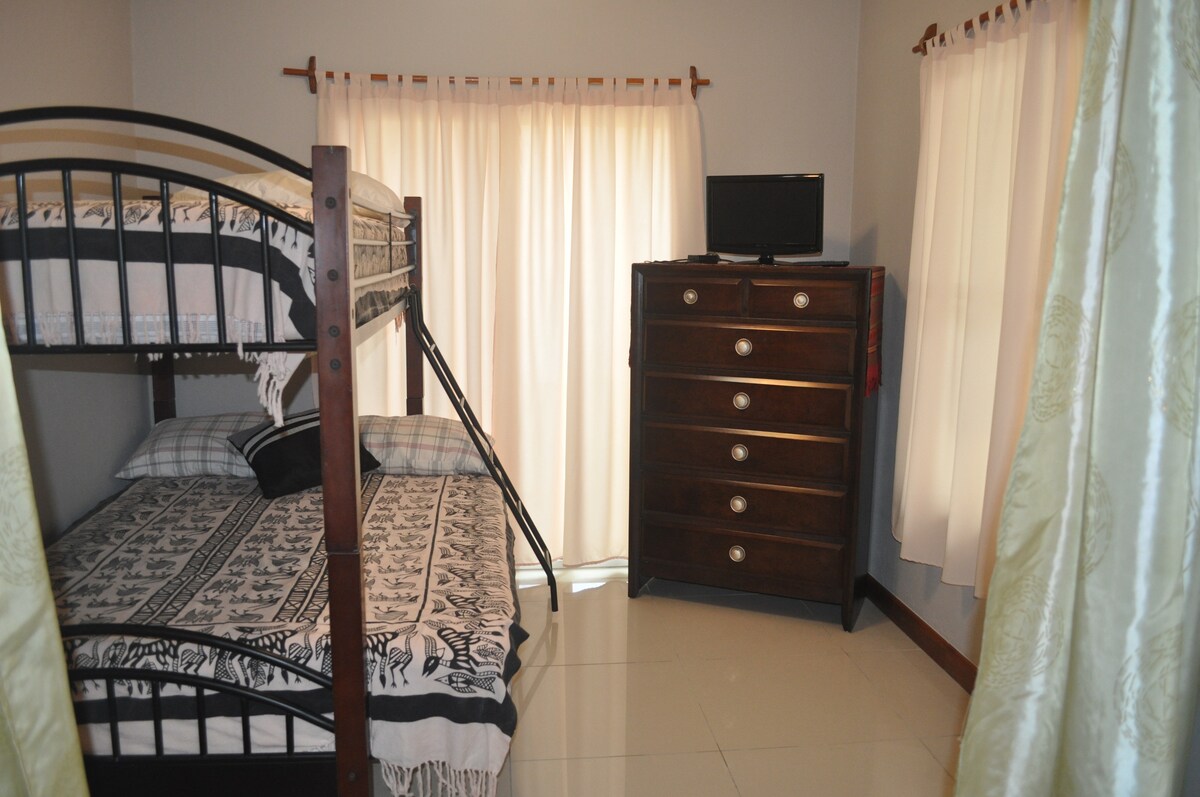 Štvrtá spálňa s poschodovou posteľou s manželskou posteľou.