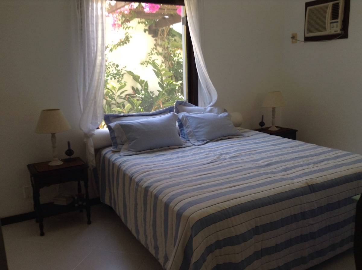 ห้องสวีทคู่พร้อมเตียงคิงไซส์เปิดประทุนเป็นเตียงเดี่ยว 2 หรือ 3 เตียงชั้นล่าง