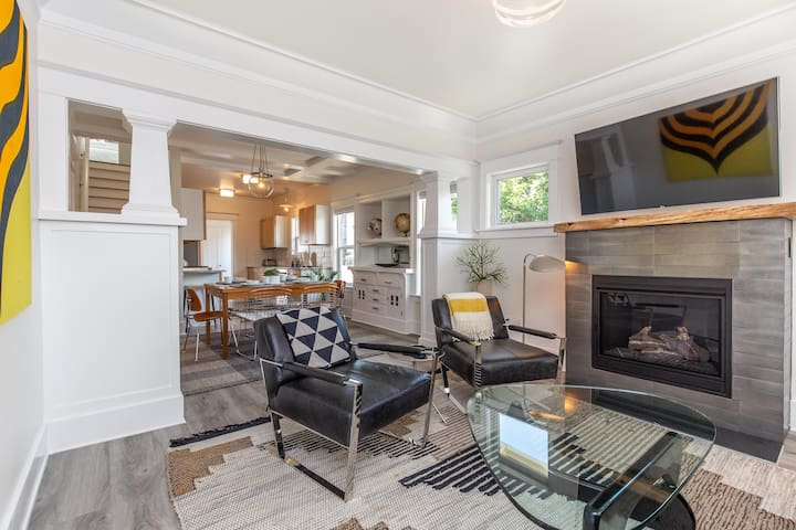 Modern, Sleek & Stylish: 2 blocks from Hawthorne!