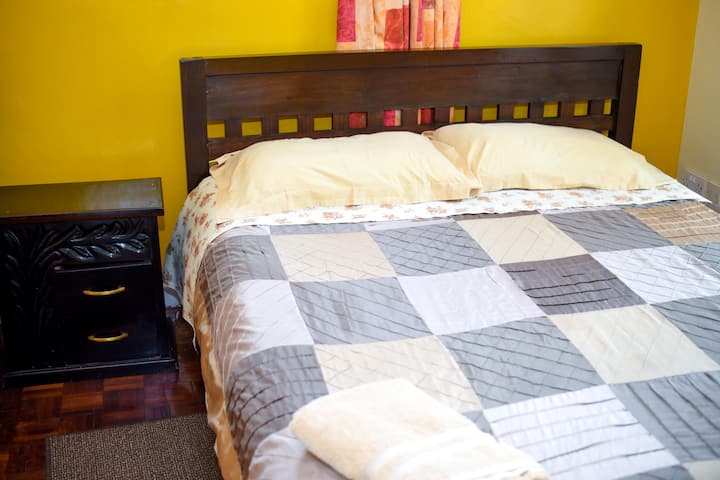 Hlavná spálňa s vlastnou kúpeľňou a manželskou posteľou