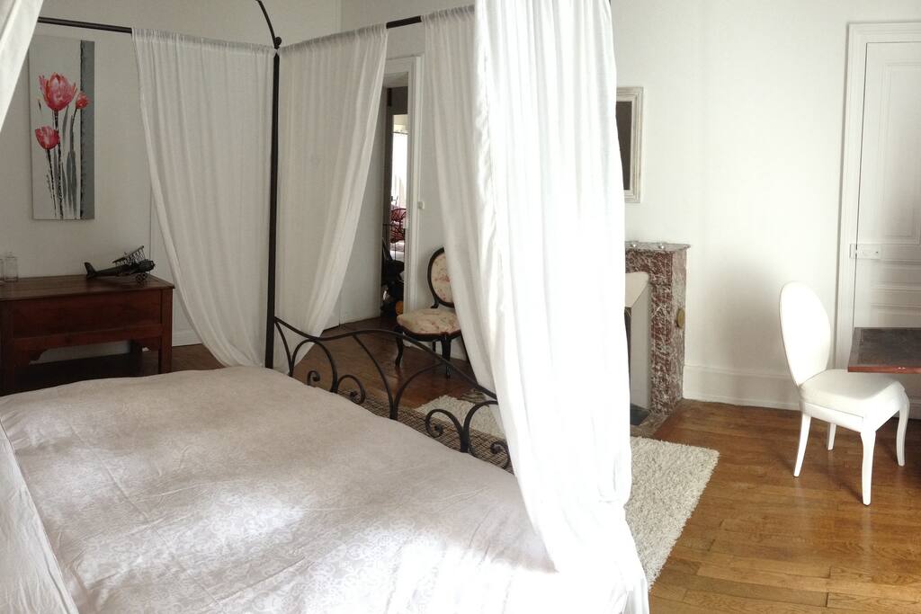 Grande chambre avec salle de bain