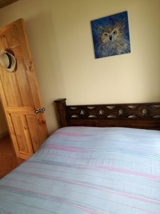 Dormitorio con cama matrimonial para dos personas