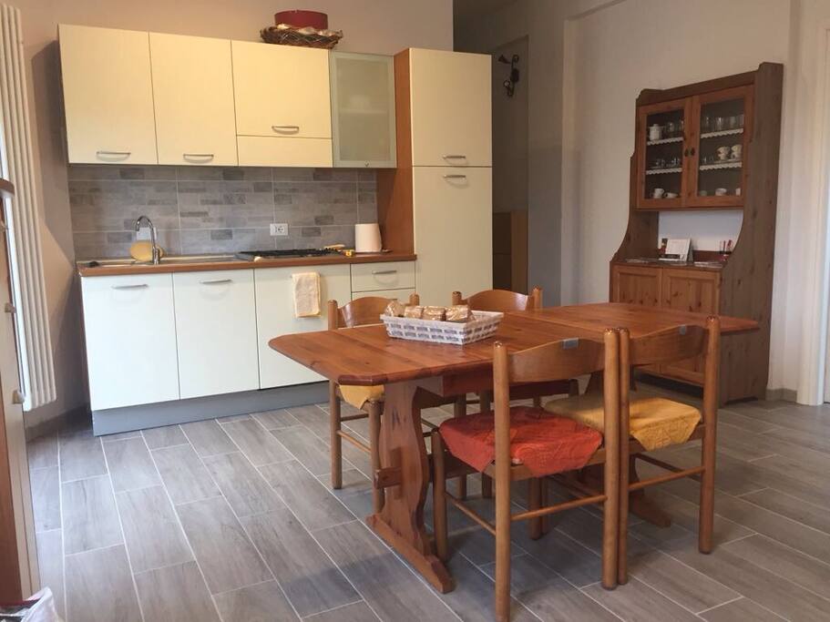 Cucina con soggiorno
