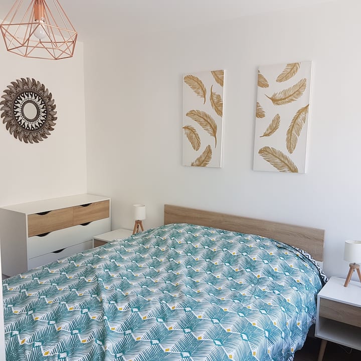 Spálňa s manželskou posteľou, veľkým šatníkom a šatníkom .