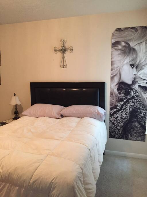 full size bedroom