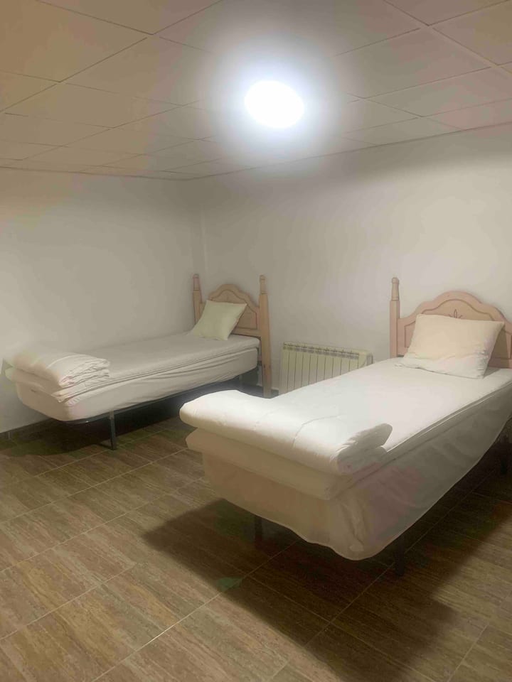 Два 90 кревета во станот во подрумот