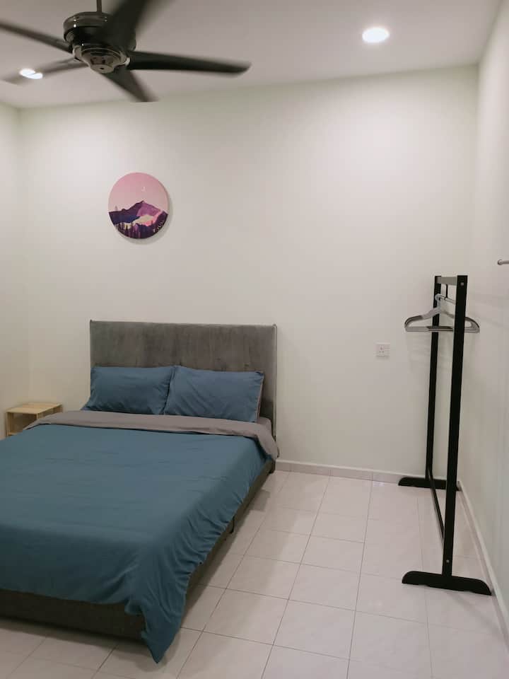 Საძინებელი 3: მთის ტილოს ნახატი აღჭურვილია საყოფაცხოვრებო პირობებით - კონდიციონერით, ჭერის ვენტილატორით, საწოლისპირა მაგიდით და ა.შ.