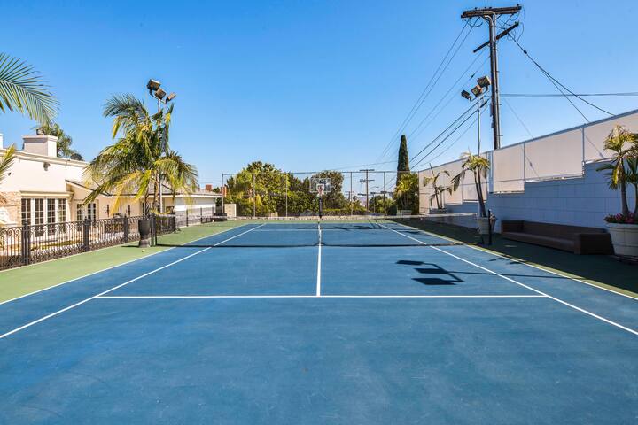 Walk to Rodeo Drive from a Palatial Villa in Beverly Hills gallery image 5