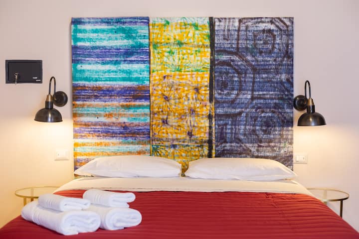 camera da letto con letto singolo matrimoniale.
possiamo aggiungere un altro letto singolo.