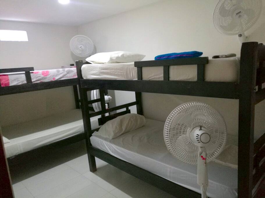 Hab con 4 camas, Aire Acondicionado Central y abanicos, TV y WI-FI
