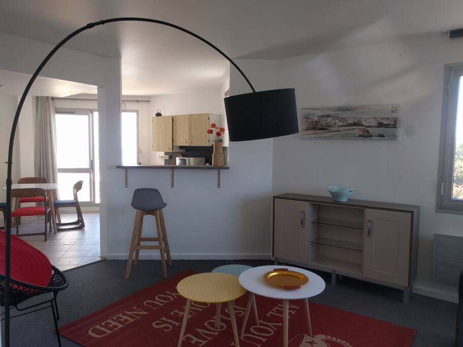 Salon, cuisine ouverte et balcon
