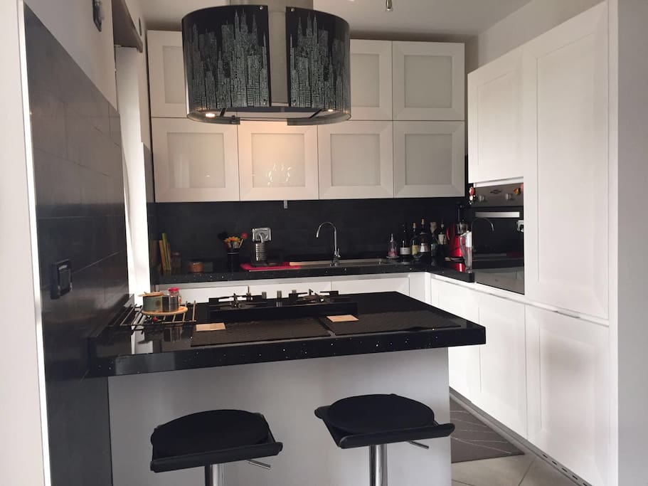 Cucina con isola con fuochi