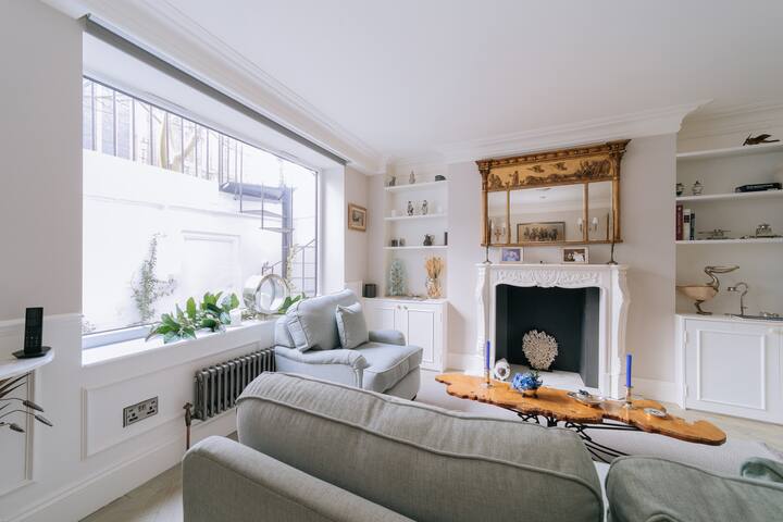 Amazing 2 Bed Apartment, Moments From Hyde Park! gallery image 5