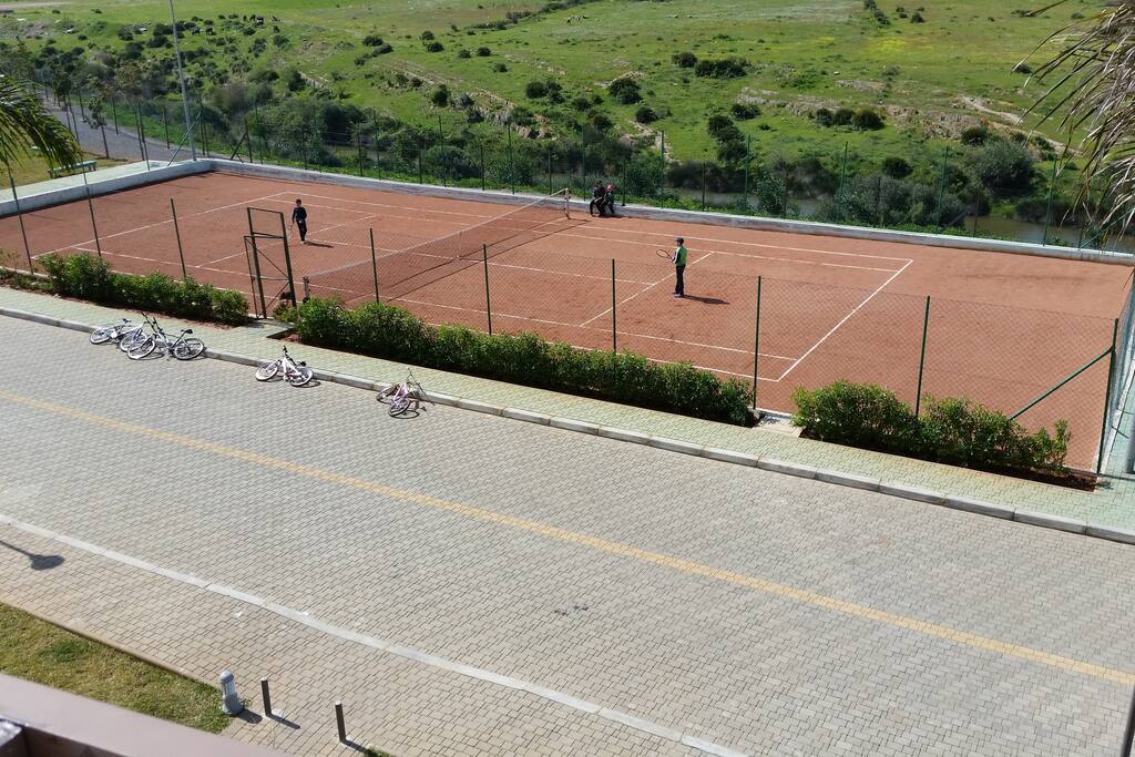 Terrain de tennis sur la petite riviere a cote de la residence