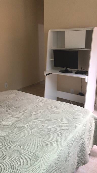 Cama de casal + televisão a cabo