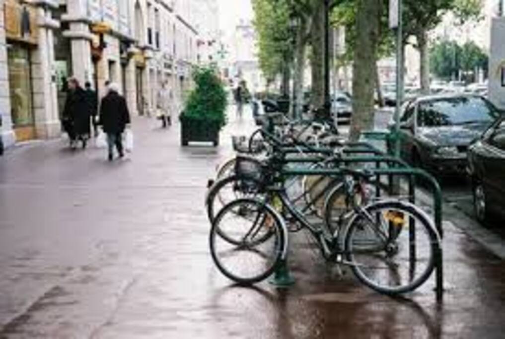 au cœur de la ville et 1 minute de la station qui vous amène à Paris en 20 minutes