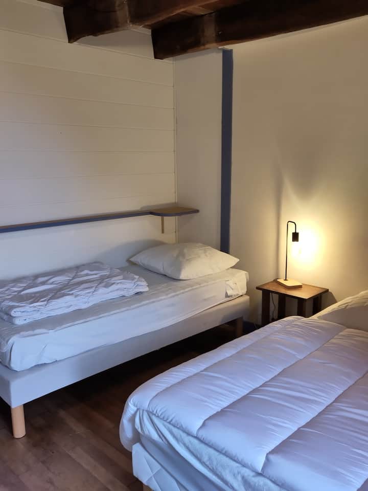 Спалня 3 : 1 двойно легло и 1 единично легло 