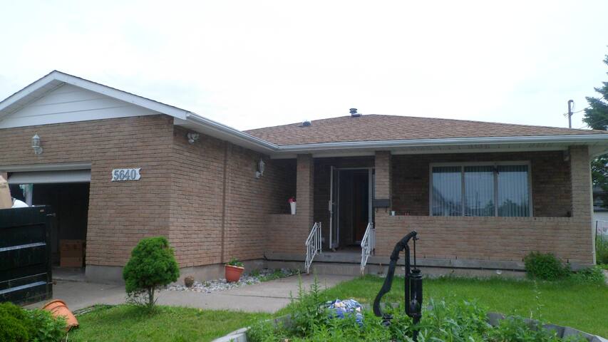 SHORT WALK TO FALLS AND CLIFTON HILL, CANADA.