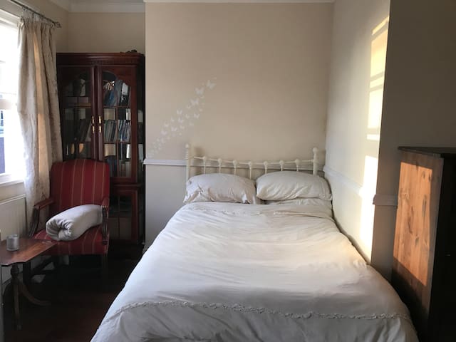 Cozy Spacious Private En-Suite Room