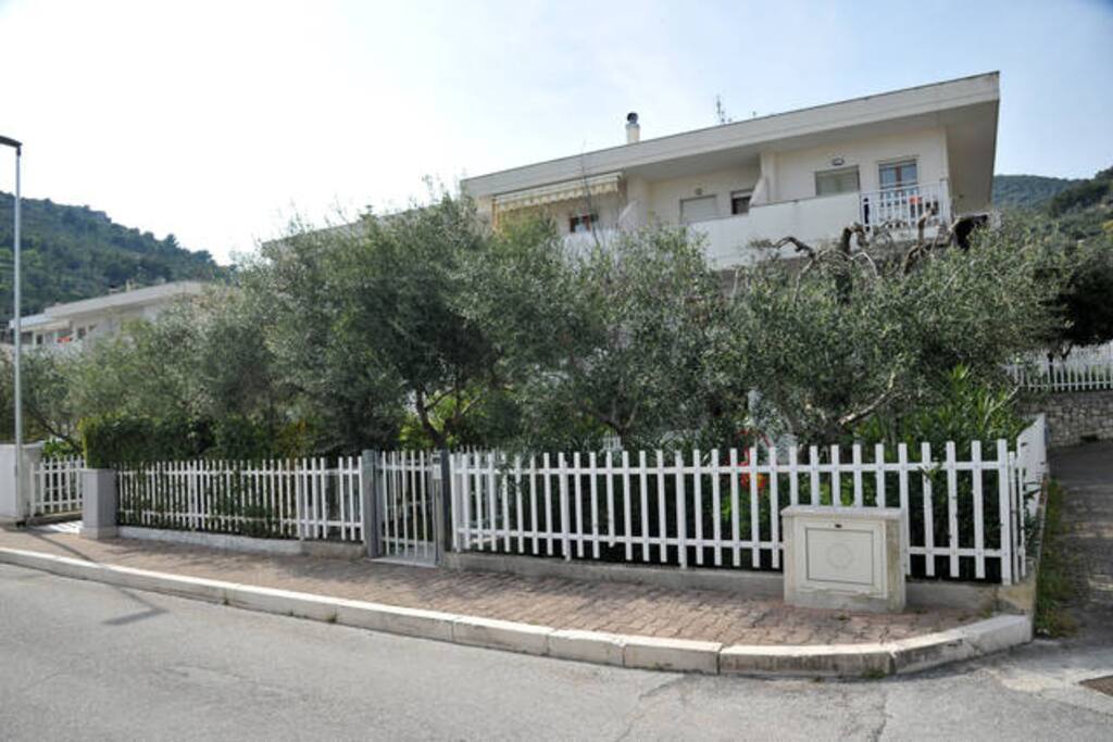 Esterno con giardino
