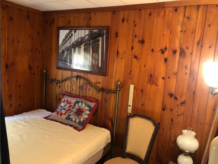 เตียงควีนไซส์ชั้นหลัก 
โปรดทราบว่ามีการใช้ม่านเต็มเมื่อเทียบกับประตูเต็ม 