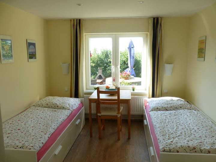 Dormitorio para 2 personas con una mesa pequeña
y armario