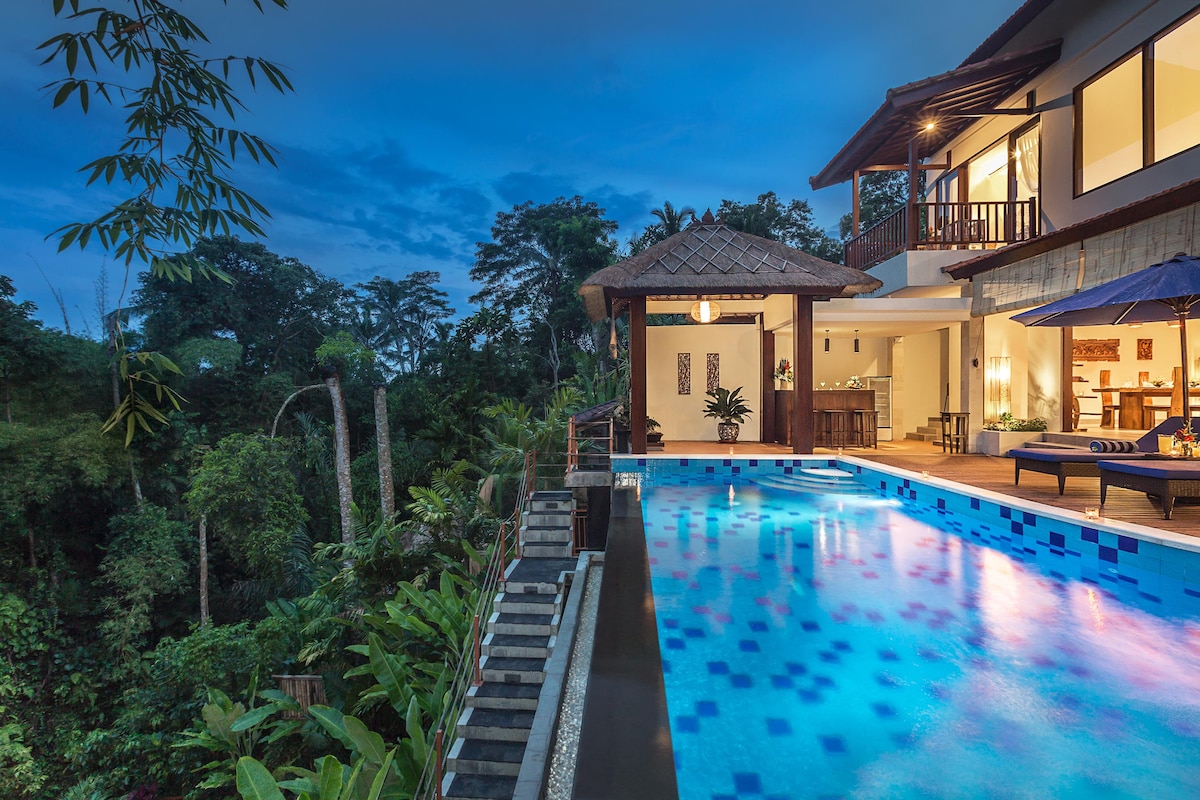 Villa in Kabupaten Gianyar · 3 bedrooms · 3 beds · 3.5 baths, συγκρίσιμο Airbnb