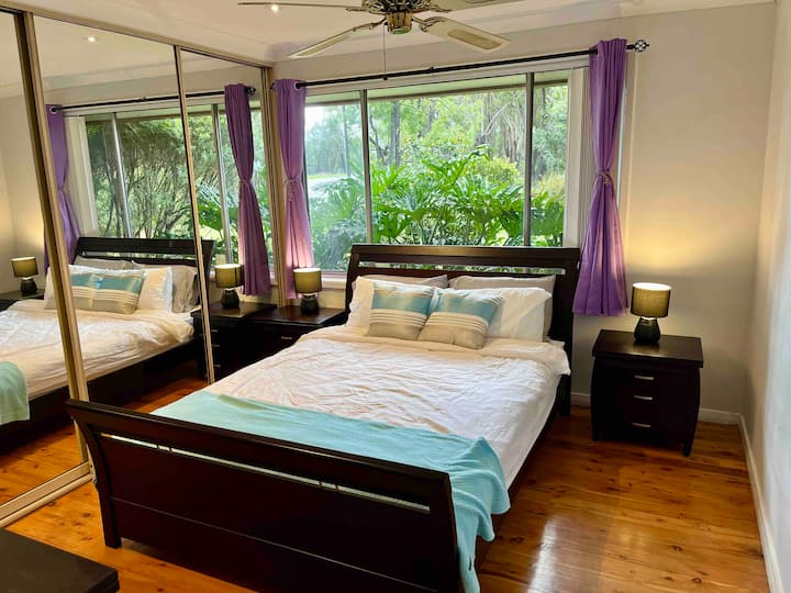 ห้องนอนใหญ่พร้อมเตียงควีนไซส์