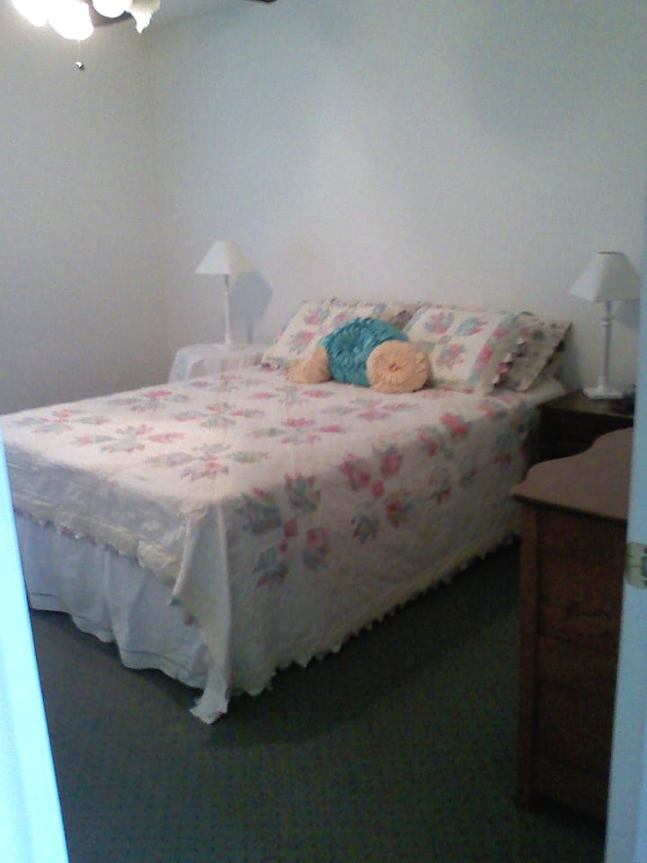 تحتوي غرفة النوم رقم3 على إمكانية الوصول المباشر إلى حمام الردهة