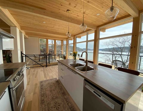 Popular Airbnb listing: Southview Lake Vernon Cottage in Huntsville