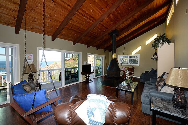 123UT Upper: Spacious home with views & cart gallery image 3