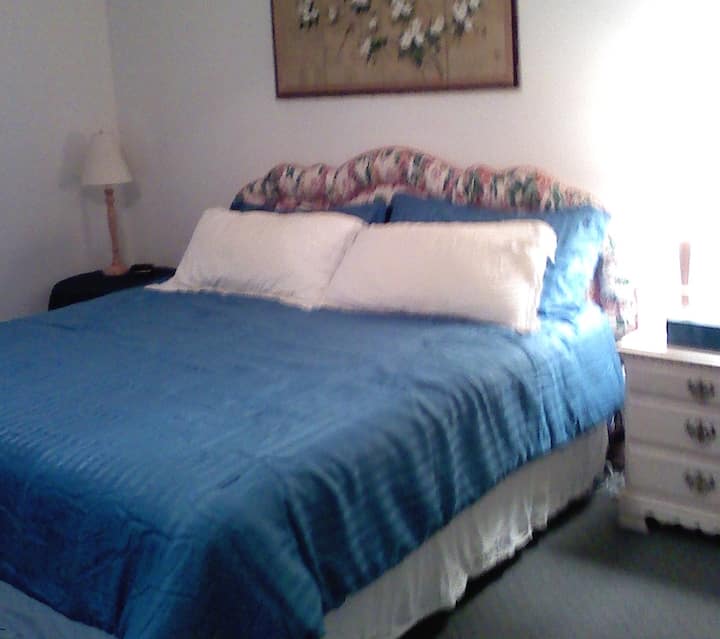 تحتوي غرفة النوم رقم1 على حمام خاص كبير وإمكانية الوصول المباشر إلى الفناء والبحيرة المغطاة.