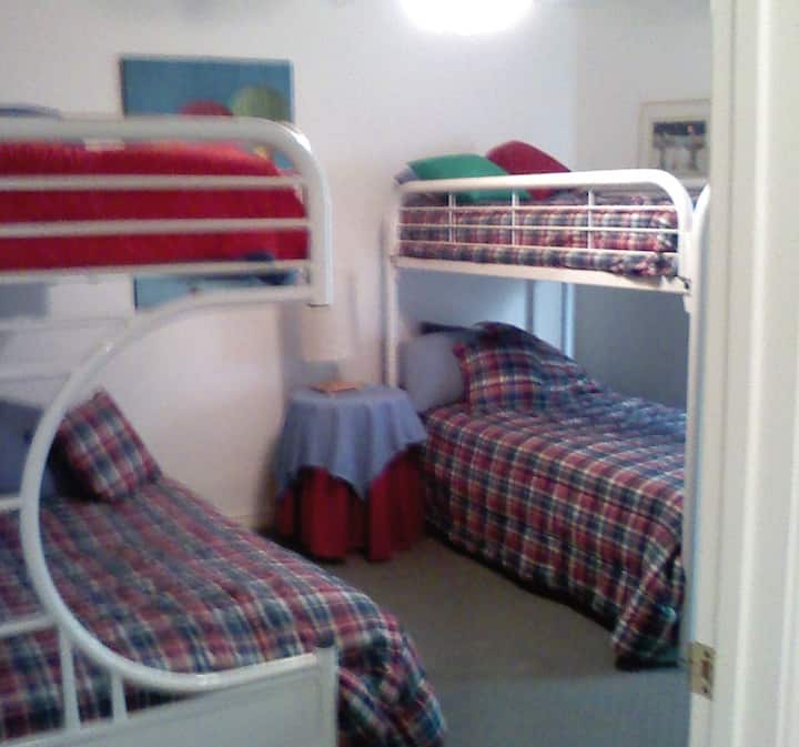 غرفة نوم كاملة/مزدوجة بطابقين #4 (أسرّة علوية للأطفال فقط)