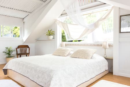 THE LOTUS GARDEN-Attic Room/Downtown Hilo